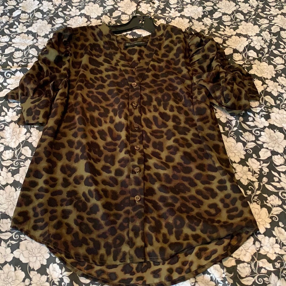 New York and company leopard blouse v neck with buttons puffed sleeves sizeXS